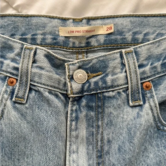 Levi's Classic Light Blue straight leg low pro Jeans size 28